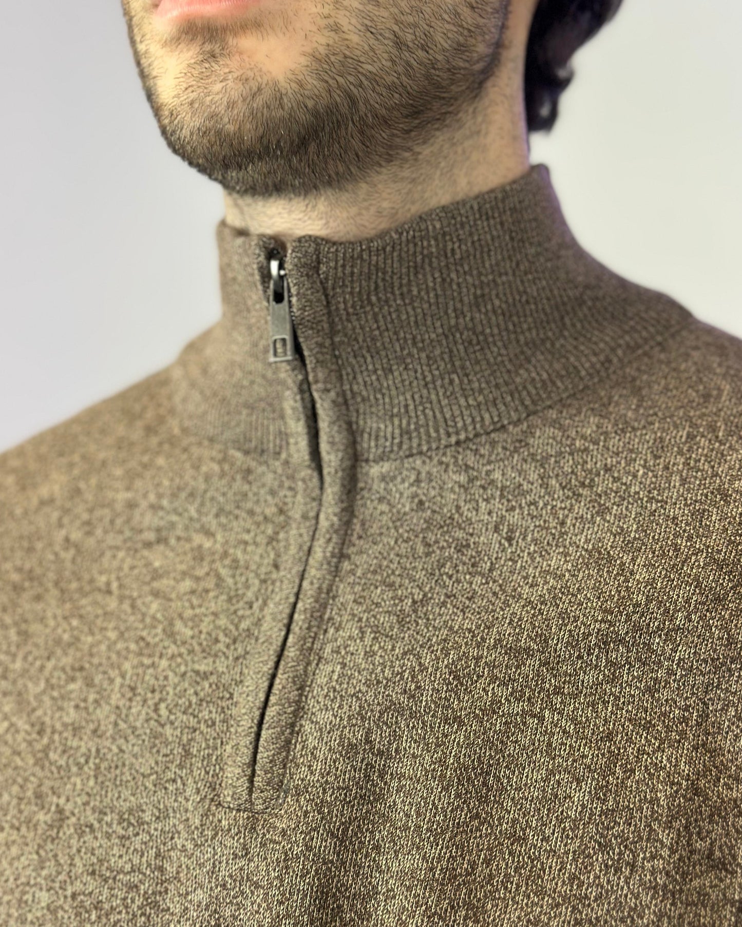 Maglione a Collo Alto con Zip col. Caffè