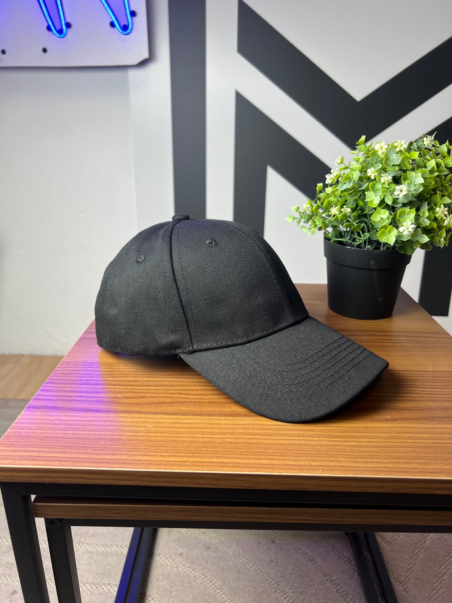 Cappello con visiera col. Nero